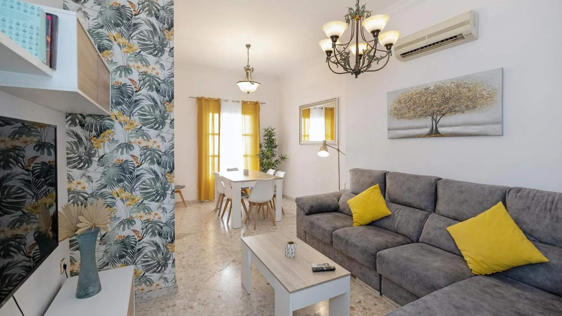 Apartamentos Trianasol location